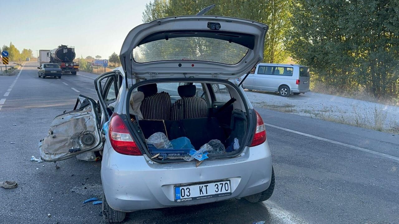 Afyonkarahisar’da kamyonet ile otomobil çarpıştı: 5 kişi yaralandı