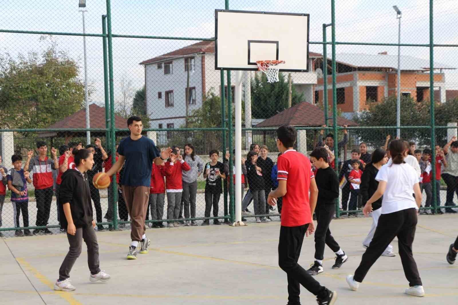 Okul sahasına file takıldı