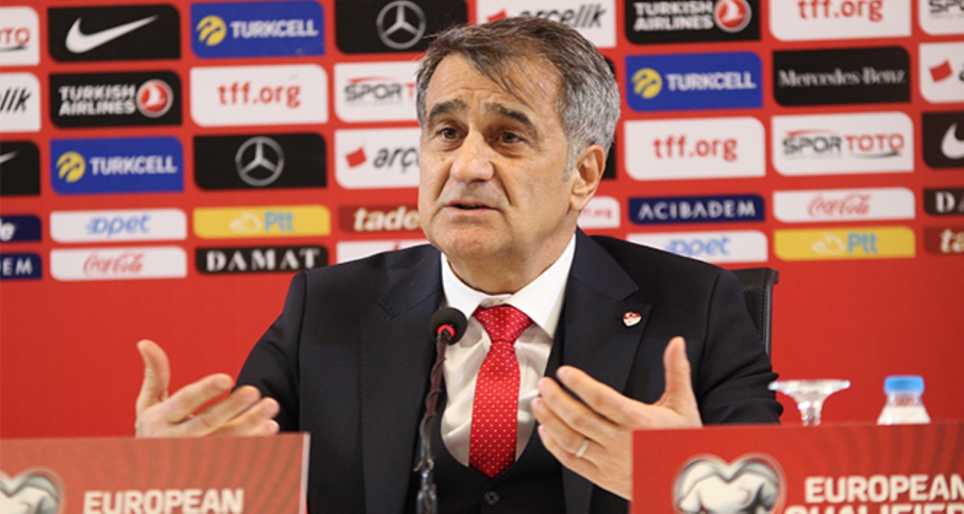 Şenol Güneş, futbolcular ve teknik heyet ile vedalaştı