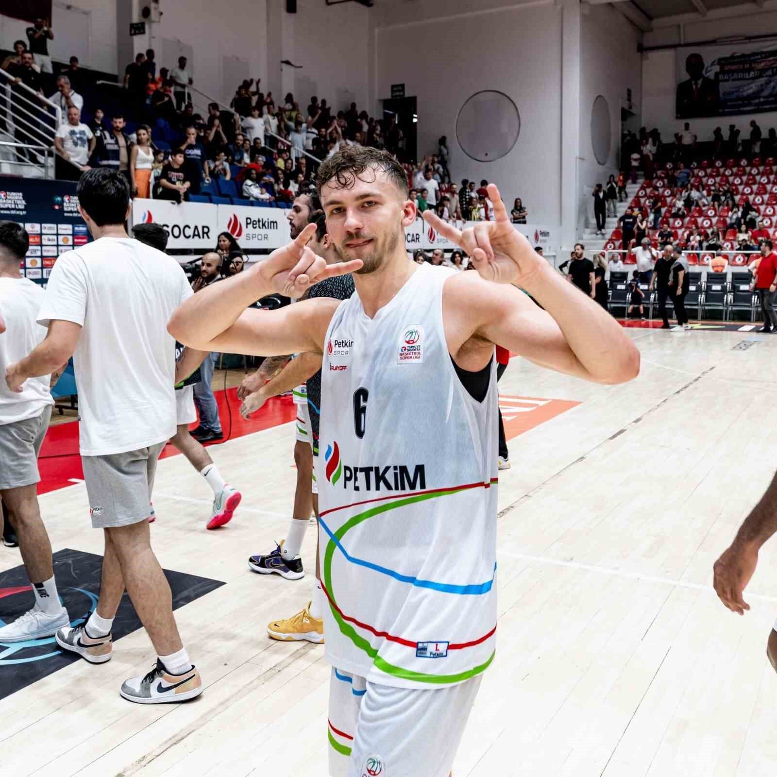 Aliağa Petkimsporlu Kristers Zoriks, üçlükleriyle zirvede