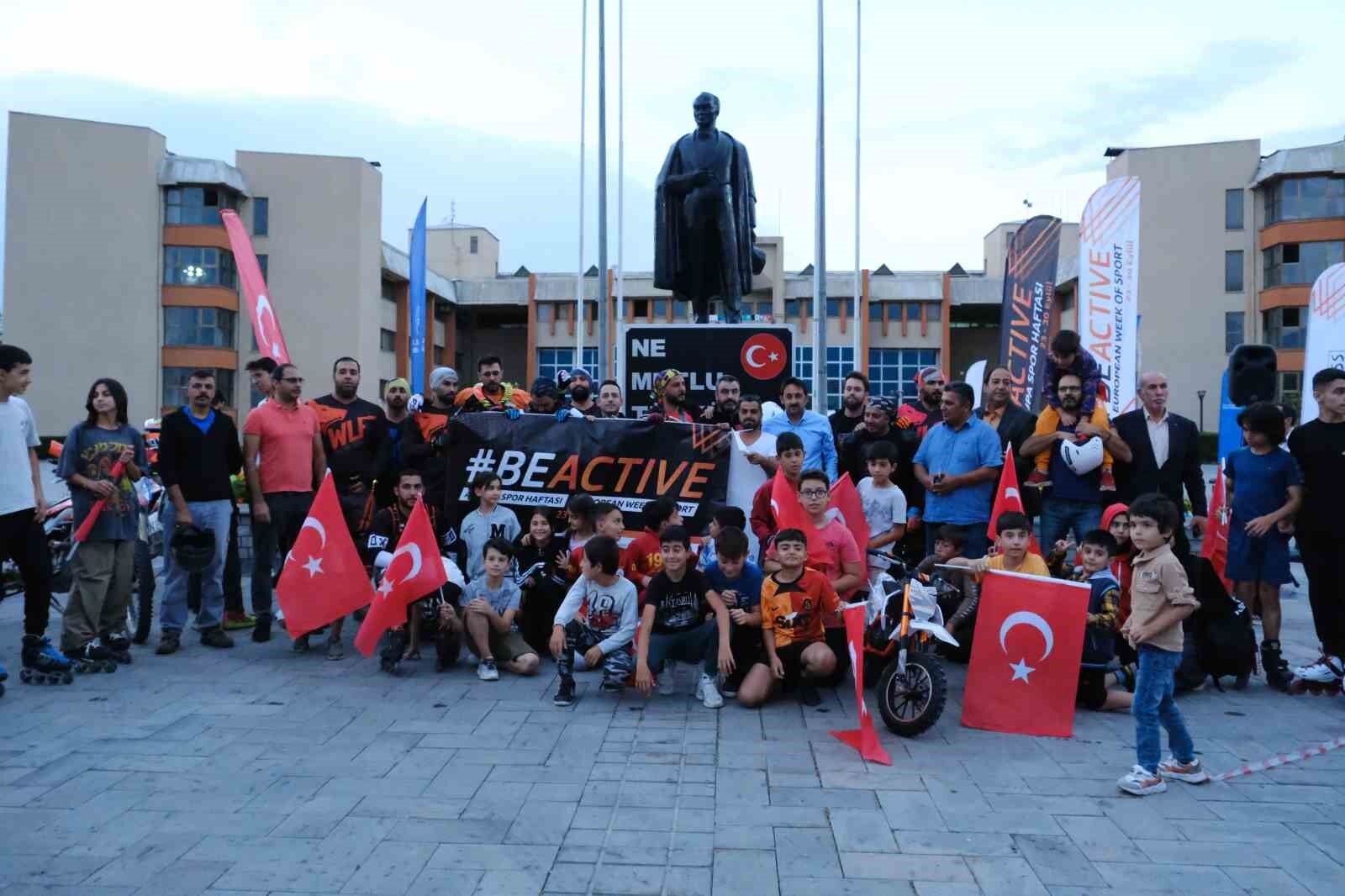 Kentin göbeğinde nefes kesen motocross gösterisi