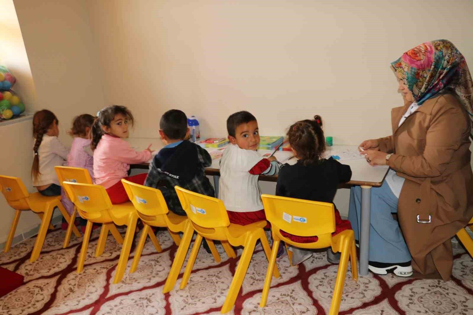 Fedakar öğretmen, köy okulunun deposunu sınıfa dönüştürdü