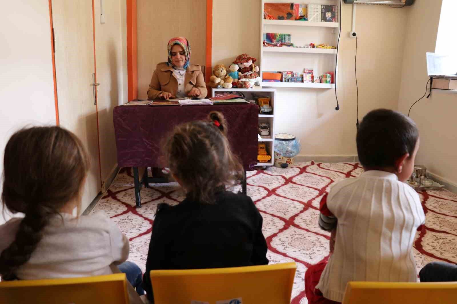 Fedakar öğretmen, köy okulunun deposunu sınıfa dönüştürdü