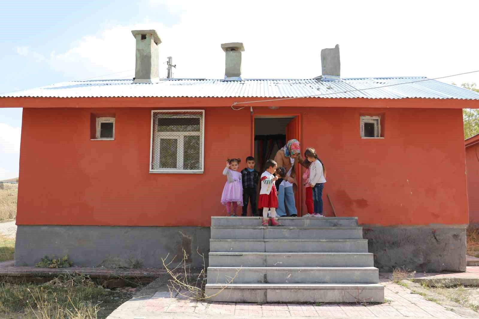 Fedakar öğretmen, köy okulunun deposunu sınıfa dönüştürdü
