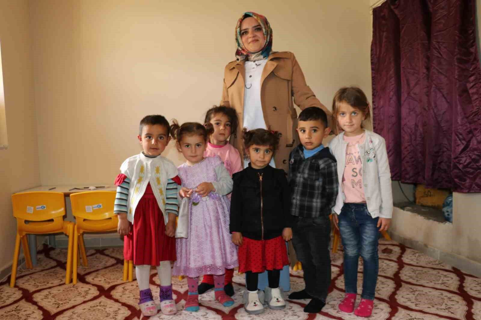 Fedakar öğretmen, köy okulunun deposunu sınıfa dönüştürdü