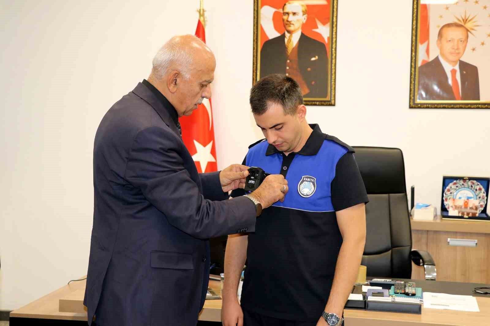 Van Büyükşehir Belediyesi zabıtasında yaka kamerası dönemi