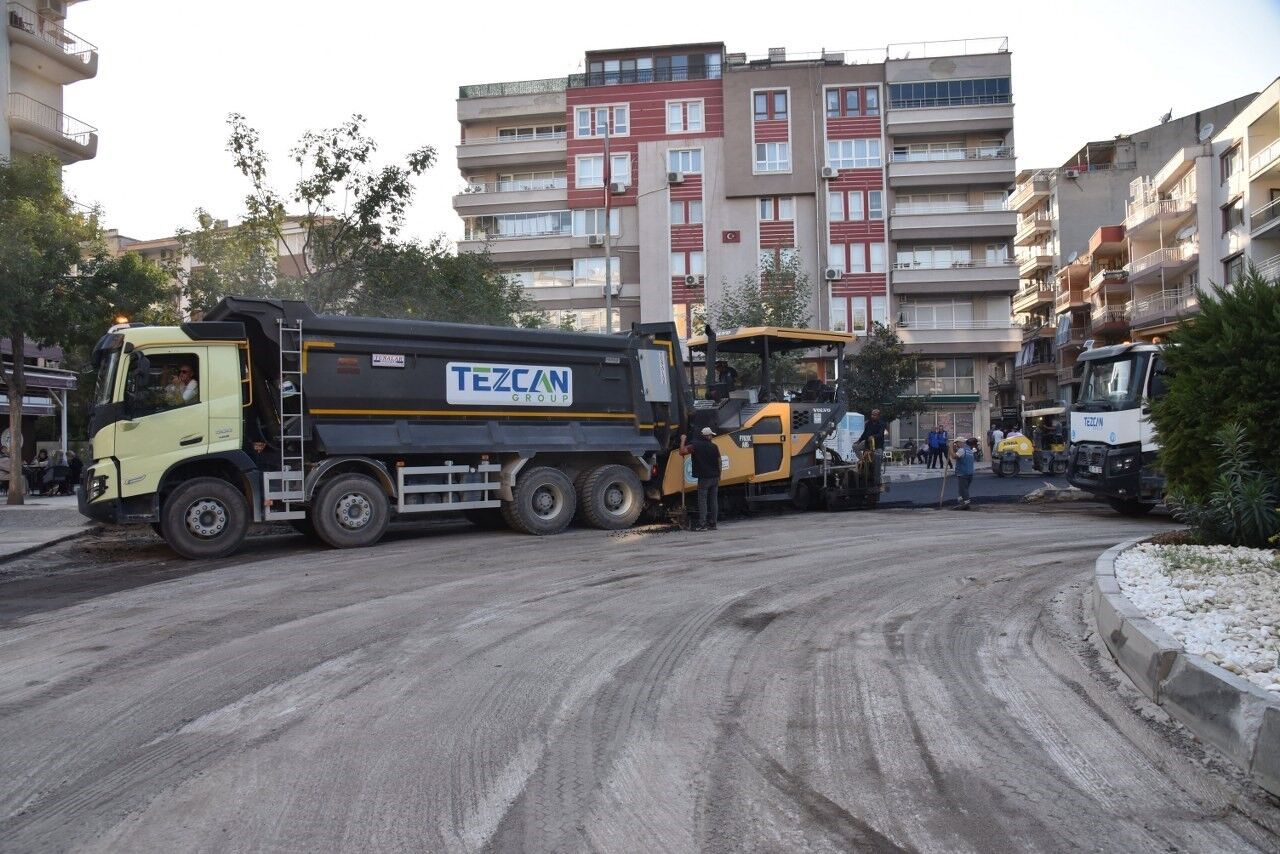 Büyükşehirden asfaltta pazar mesaisi
