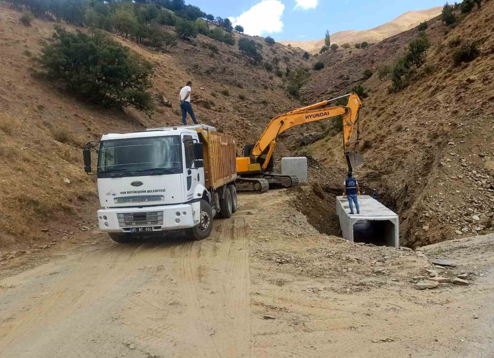 Van Büyükşehir Belediyesi kırsalda yolların altyapısını güçlendiriyor