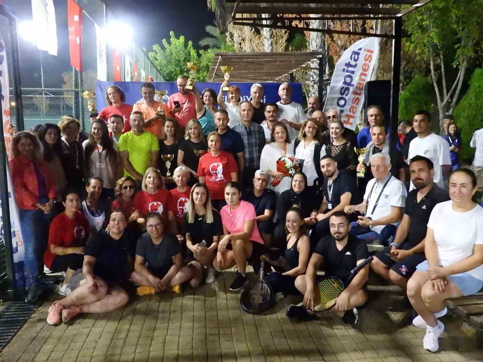 Kepez’de tenisli Cumhuriyet coşkusu