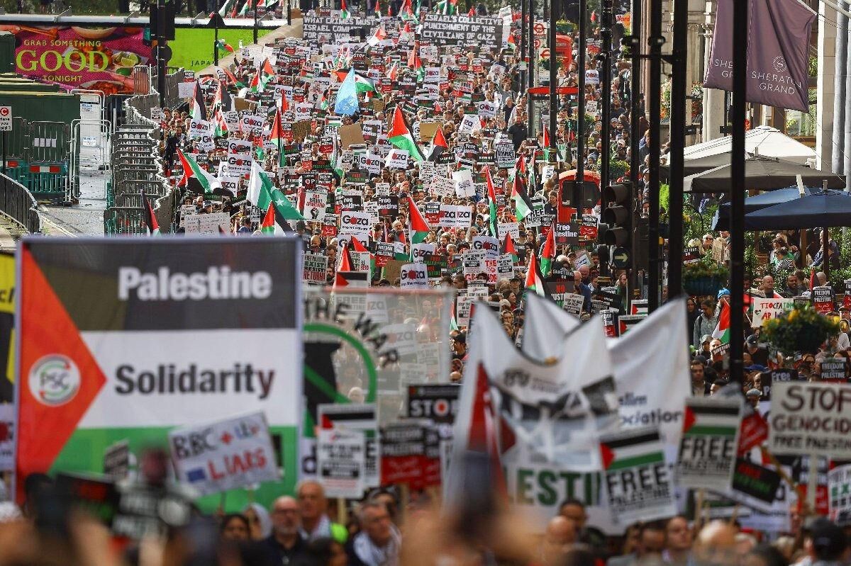 Londra'da on binler Filistin için yürüdü