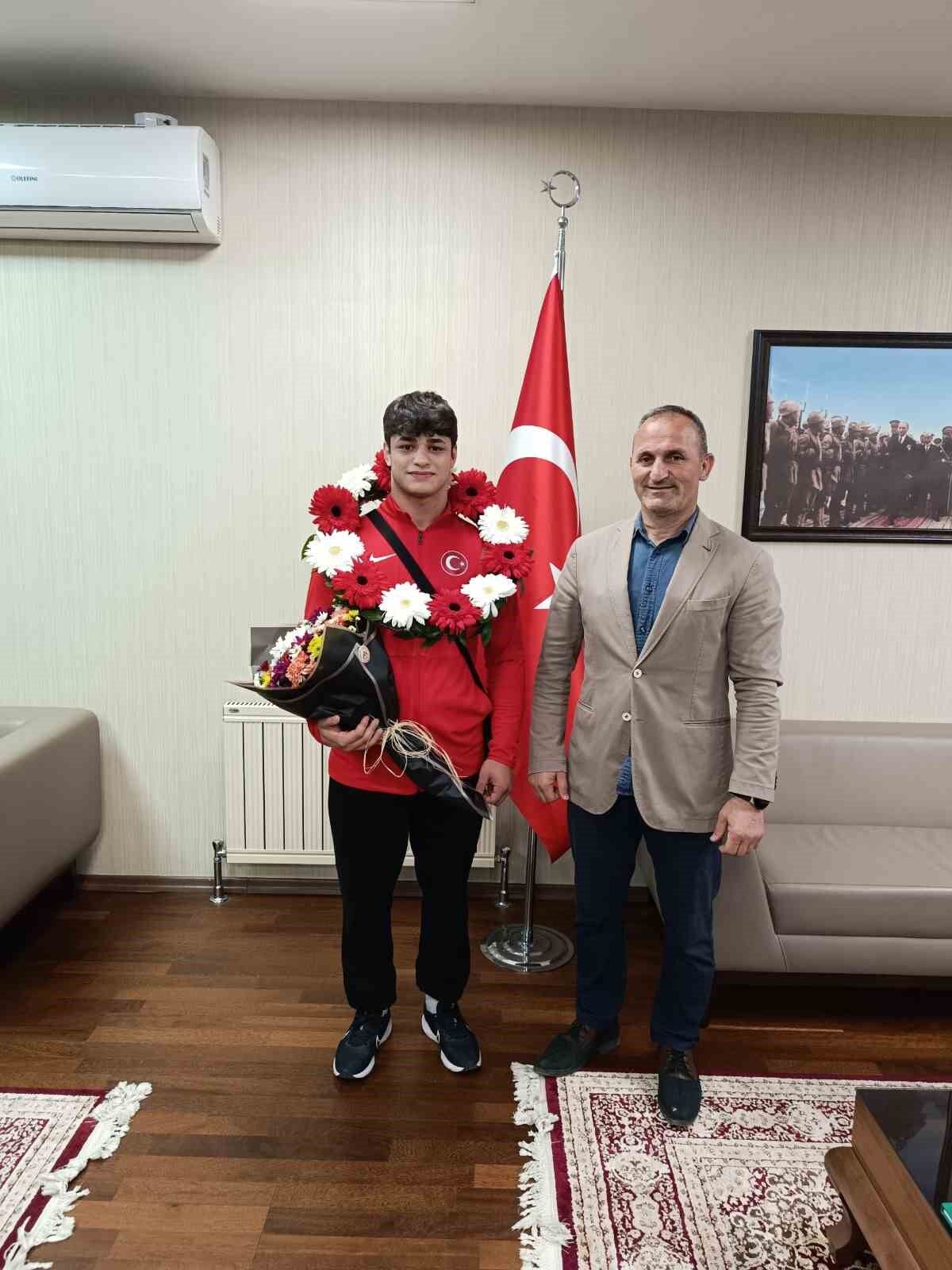 Dünya ikincisi güreşçi çiçeklerle karşılandı