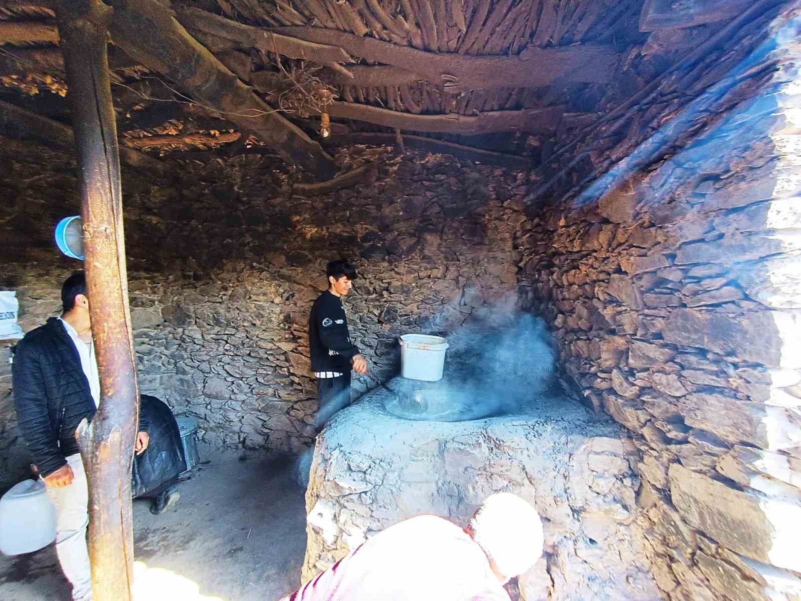 Hizan’da üzüm pekmezinin üretimi devam ediyor