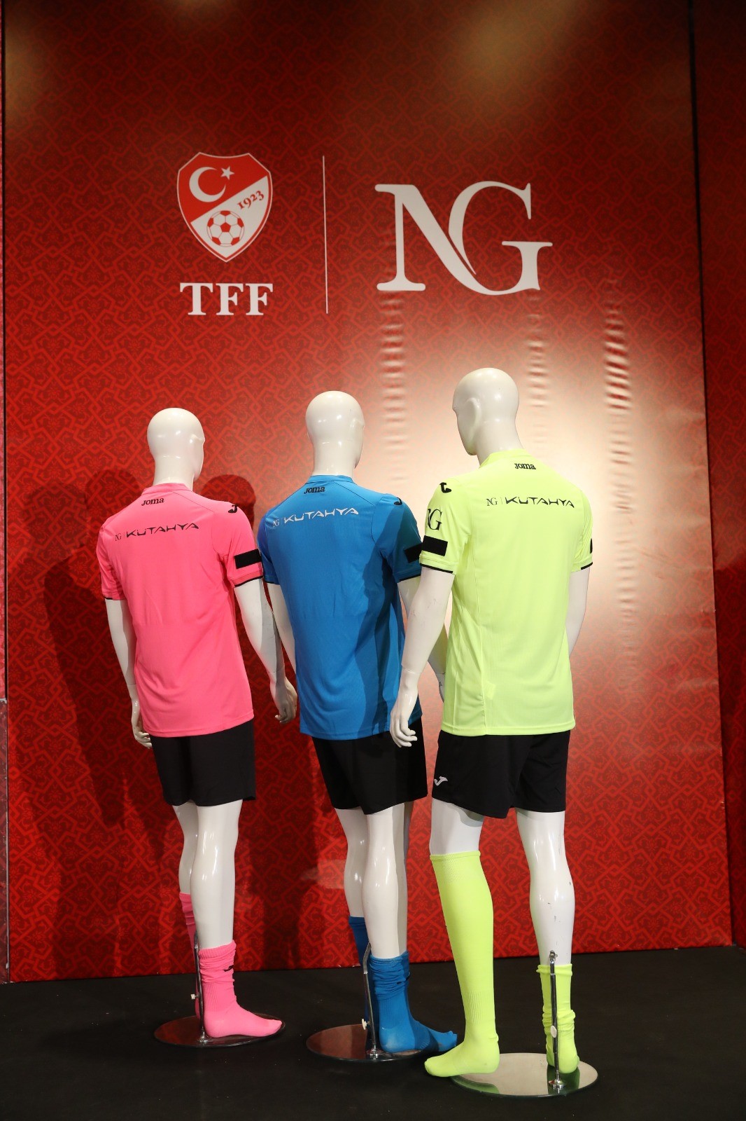 Türk futbol tarihinde ilk kez hakem formalarına sponsor alındı