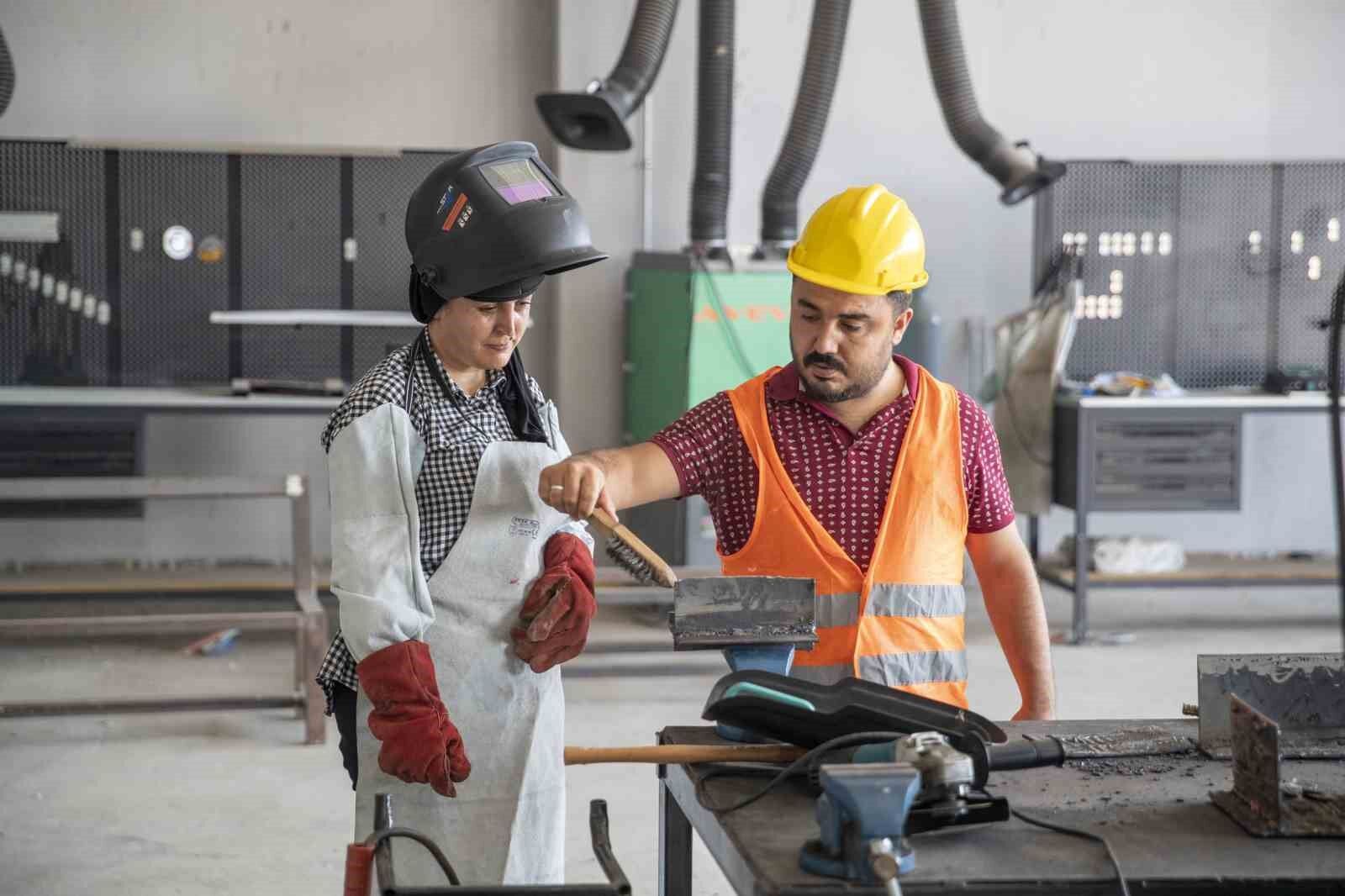 Kadın kaynakçı göz dolduruyor