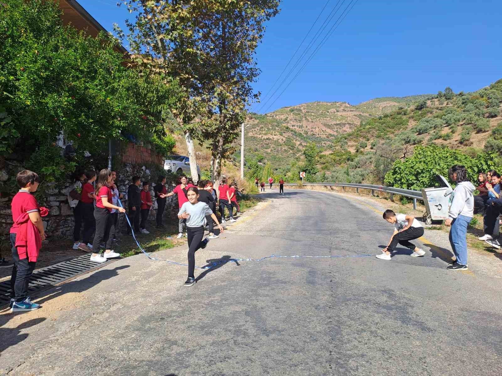 Cumayanı Ortaokulu öğrencileri geleneksel Cumhuriyet Koşusu’nu tamamladı