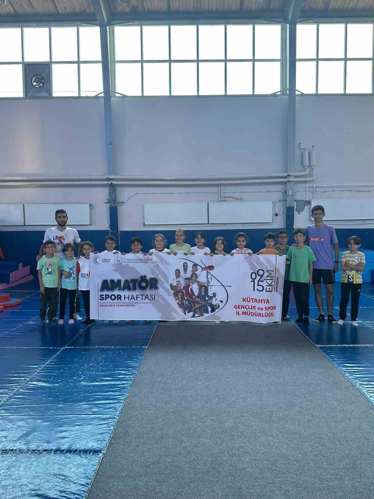 Gediz’de amatör spor haftası etkinliklerinde üniversite öğrencilerinden sportif faaliyet