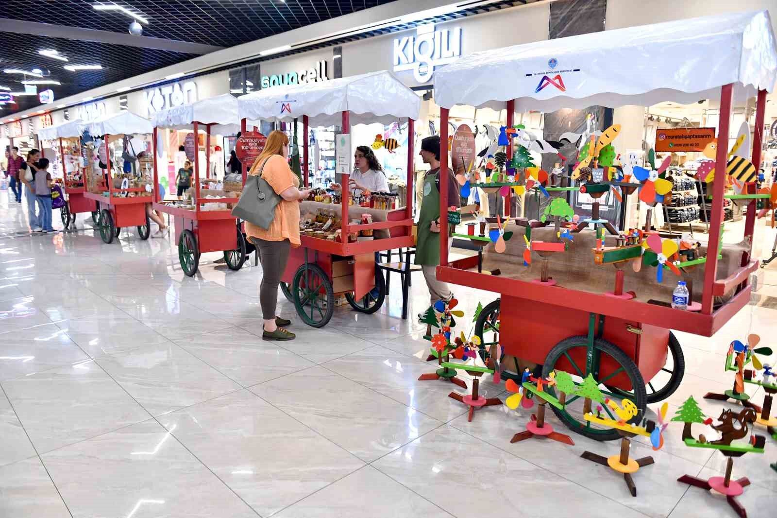 Üretici kadın stantları bu kez ’Cumhuriyetin ışığı üretici kadınlarımızın üzerinde’ sloganıyla kuruldu