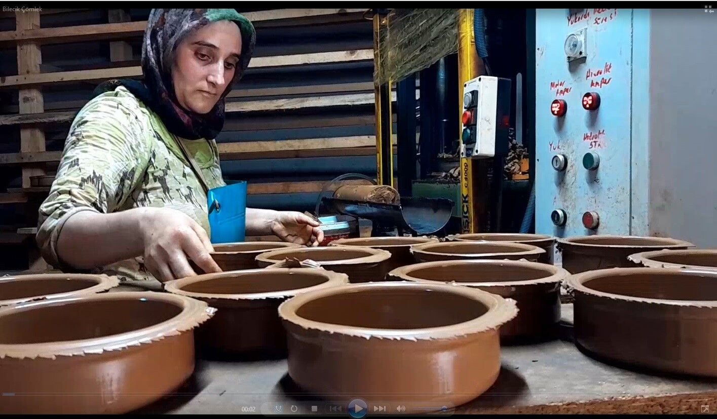 142 yıldır yapılan her çömleğe kadın eli değiyor