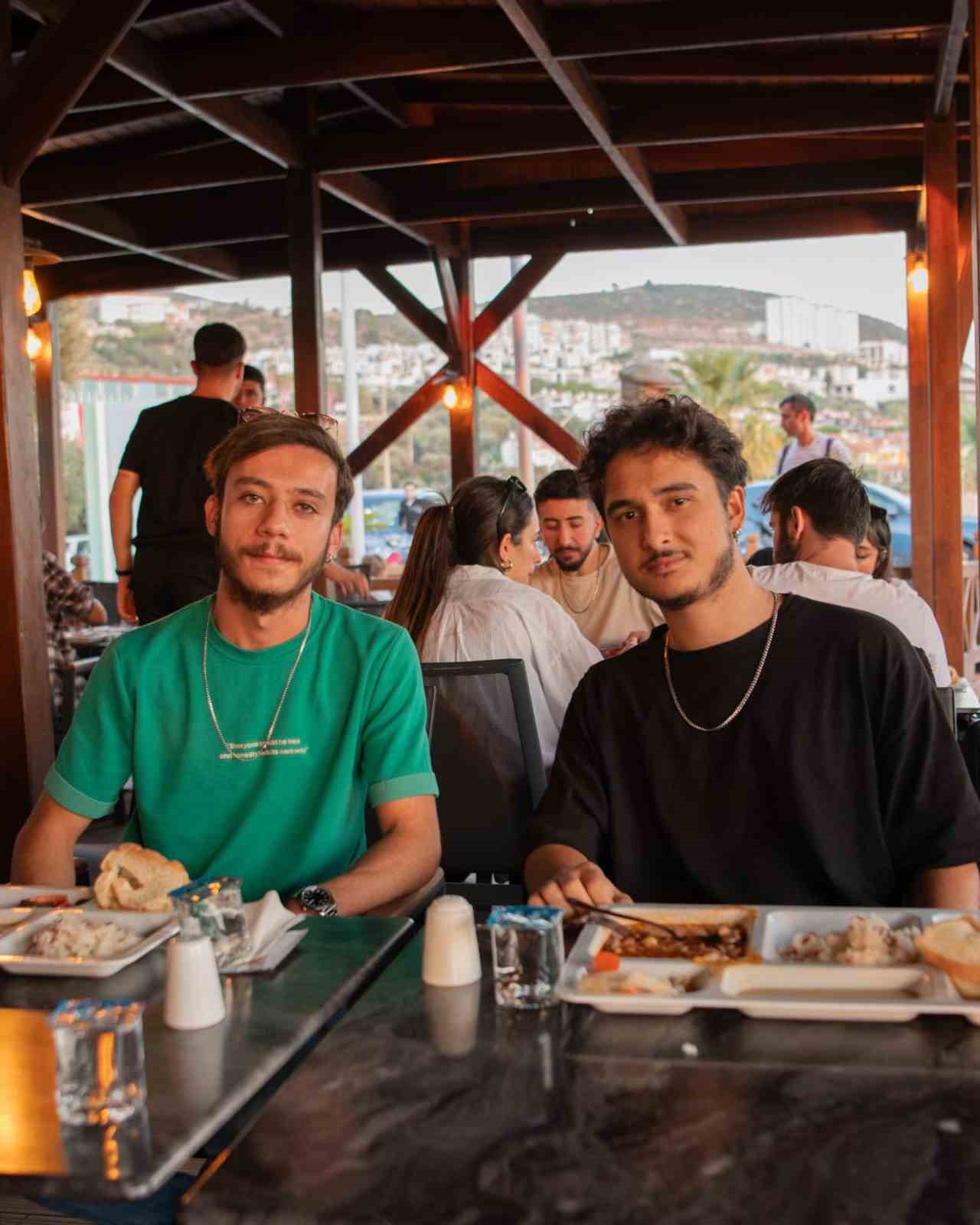 Kuşadası Belediyesi üniversite öğrencilerine ücretsiz akşam yemeği sunmaya devam ediyor