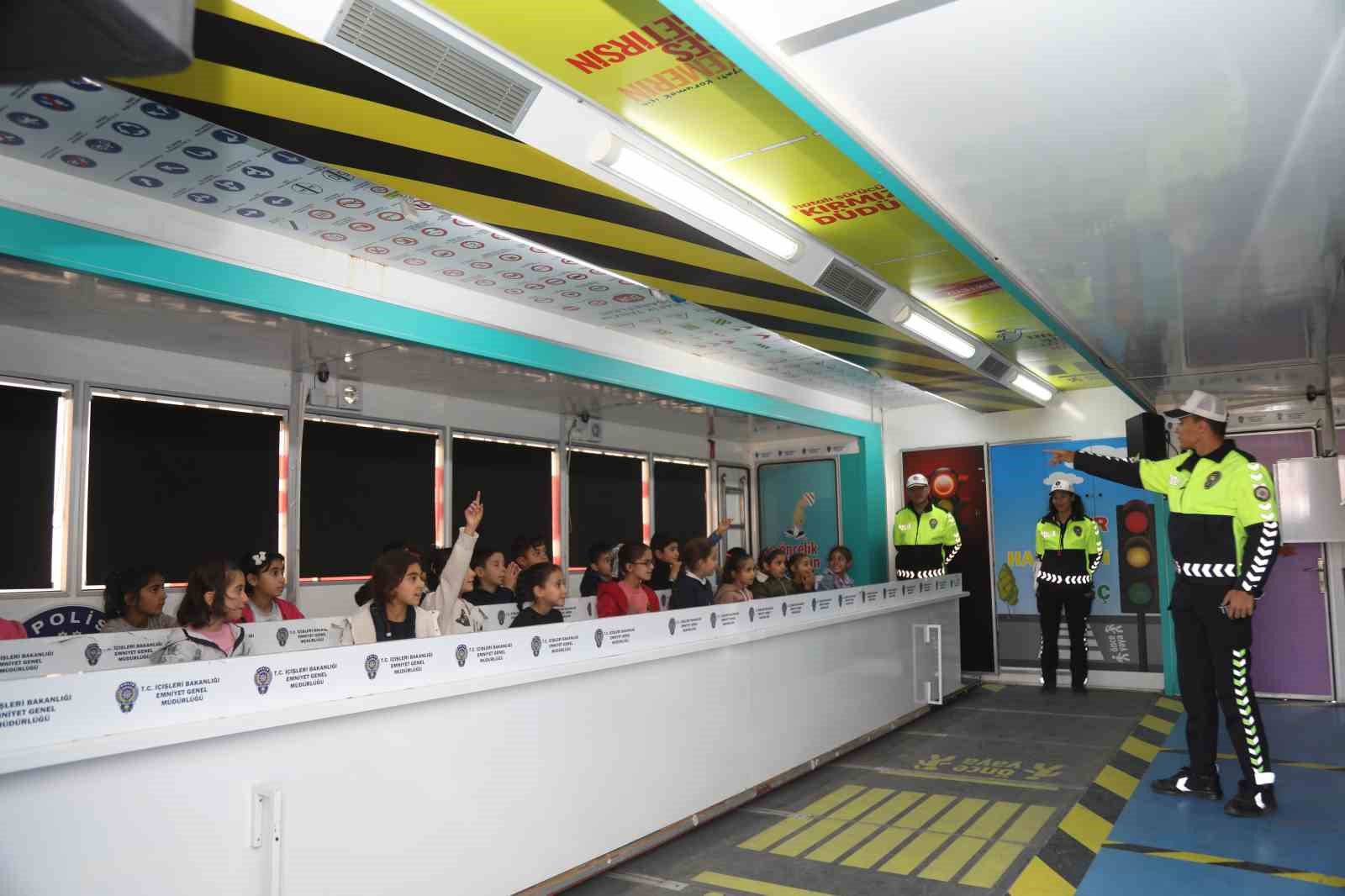 Van’da ’Mobil Trafik Eğitim Tırı’nda öğrencilere eğitim verildi