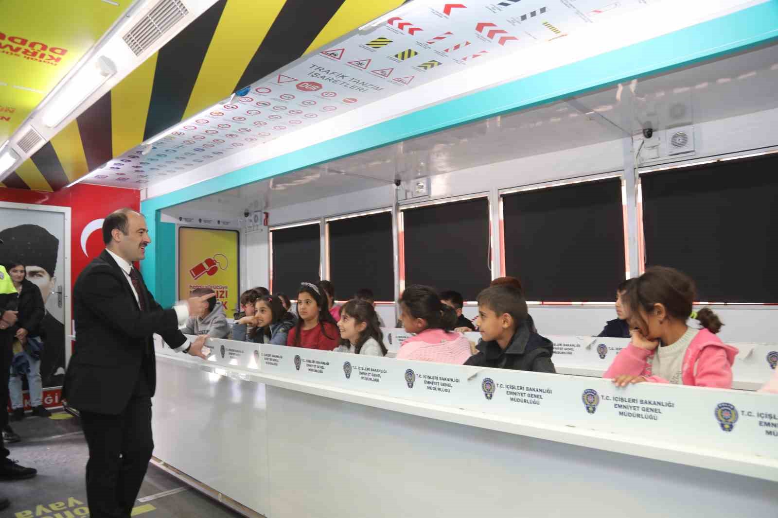 Van’da ’Mobil Trafik Eğitim Tırı’nda öğrencilere eğitim verildi