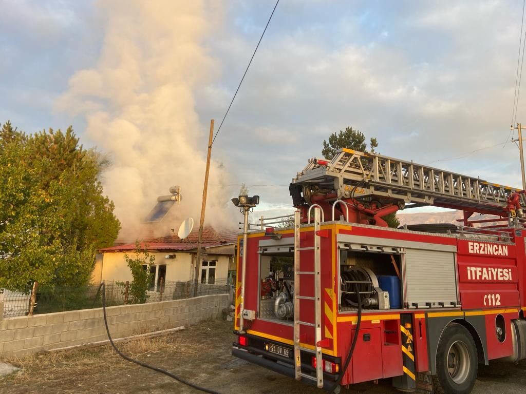 Erzincan'da yangın çıkan tek katlı ev kullanılamaz hale geldi