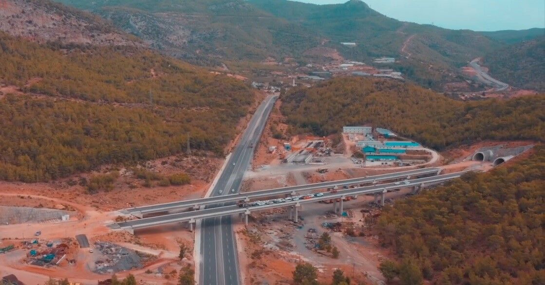 Akdeniz Sahil Yolu projesi hızla sürüyor