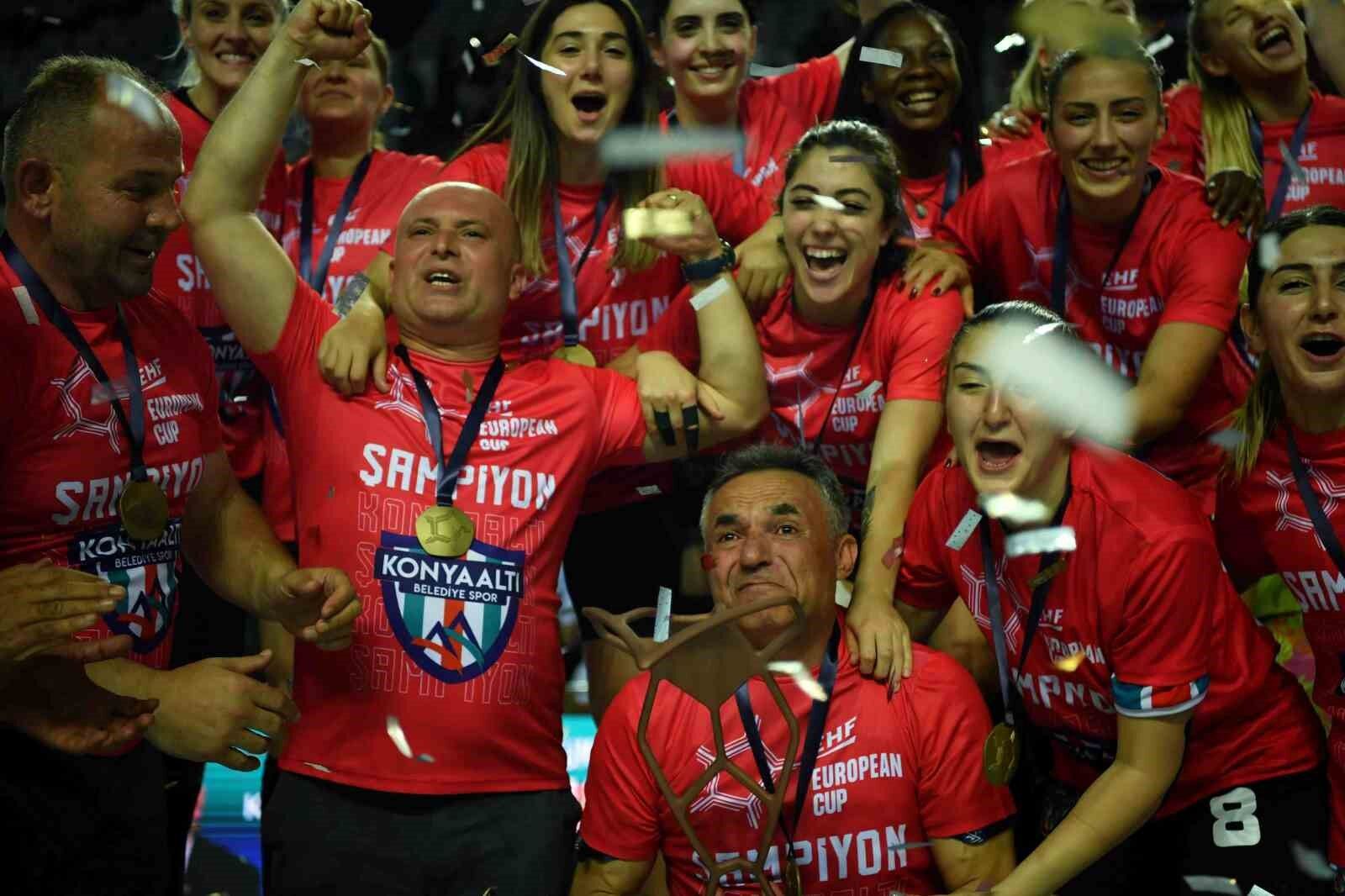 Türkiye’nin kadın hentbolde en iyisi Konyaaltı