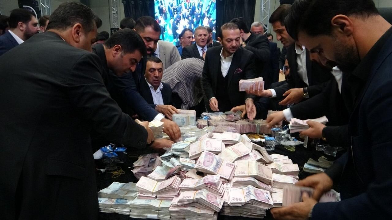 Yaklaşık 6 saat sürdü: Düğünde damada 10 milyon TL, geline ise kilolarca altın takıldı!