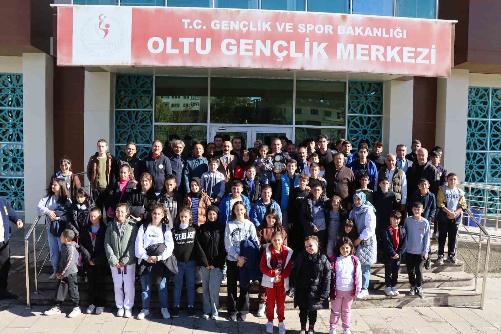 Oltu, dünya şampiyonu Fırat Arslan’ı bağrına bastı