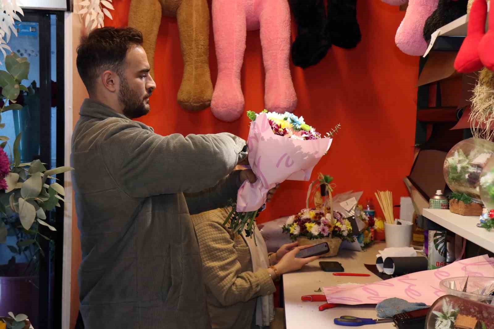 Özel günlerin vazgeçilmezi çiçekçilerin, öğretmenler günü mesaisi