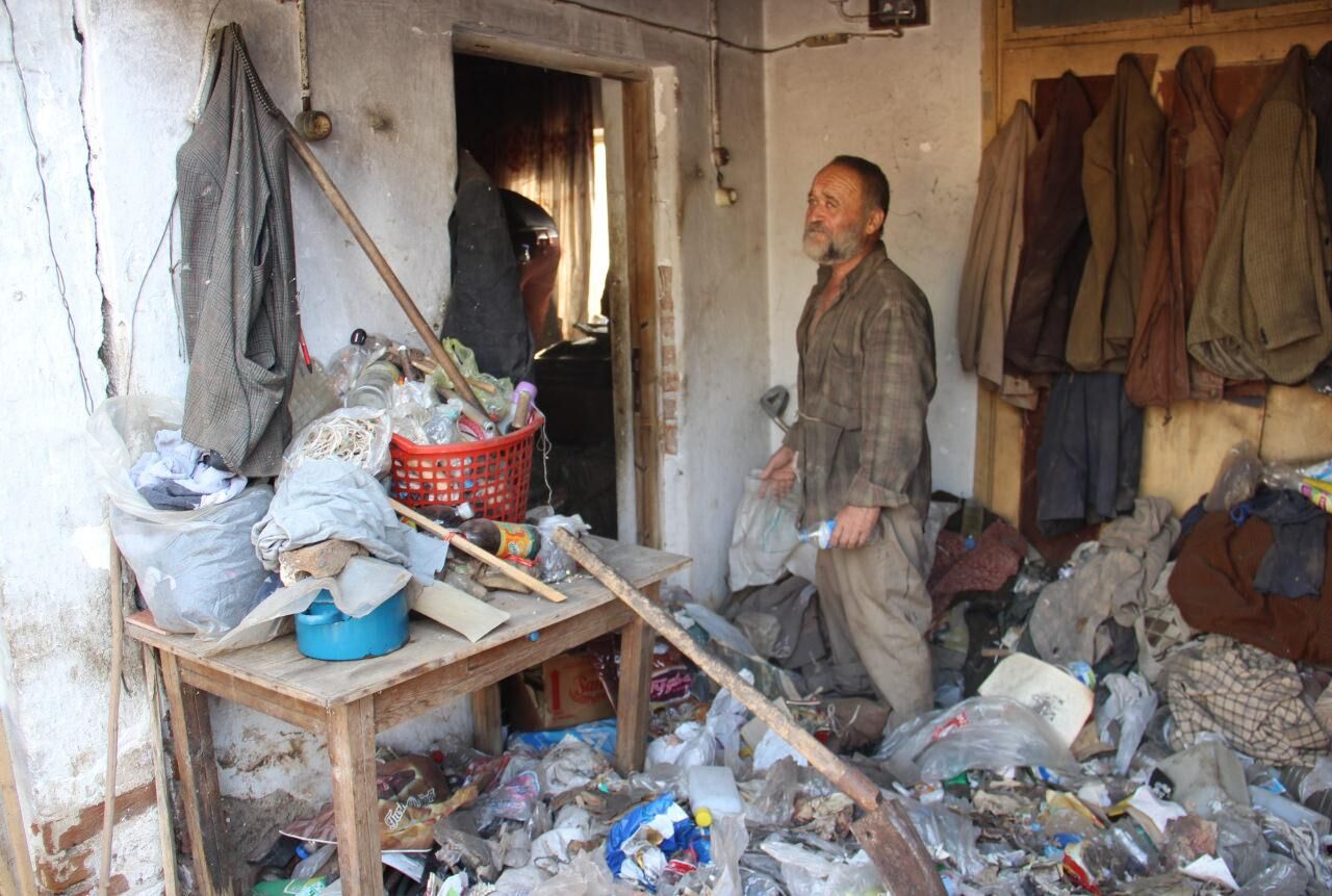 Milyoner adamın evinden 20 kamyon çöp çıktı