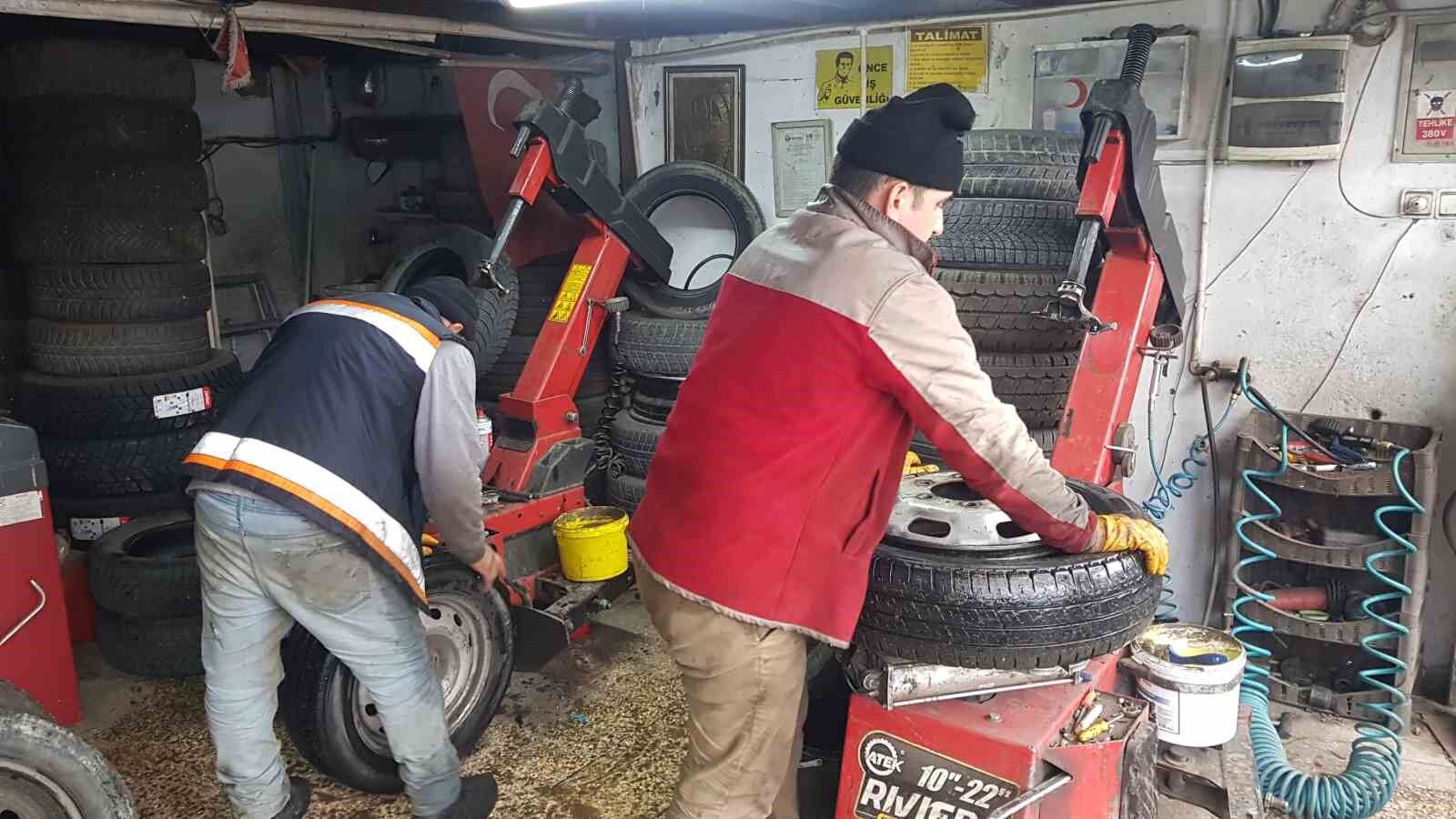 Kar yağışına hazırlıksız yakalanan sürücüler oto lastikçilere akın etti