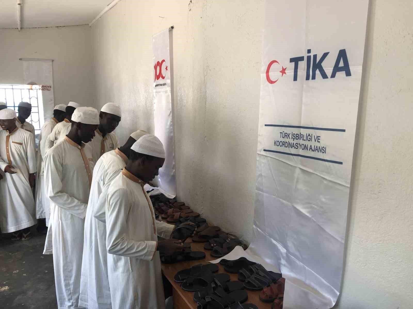 TİKA, Uganda’da gençlerin istihdamı için kunduracılık atölyesi kurdu
