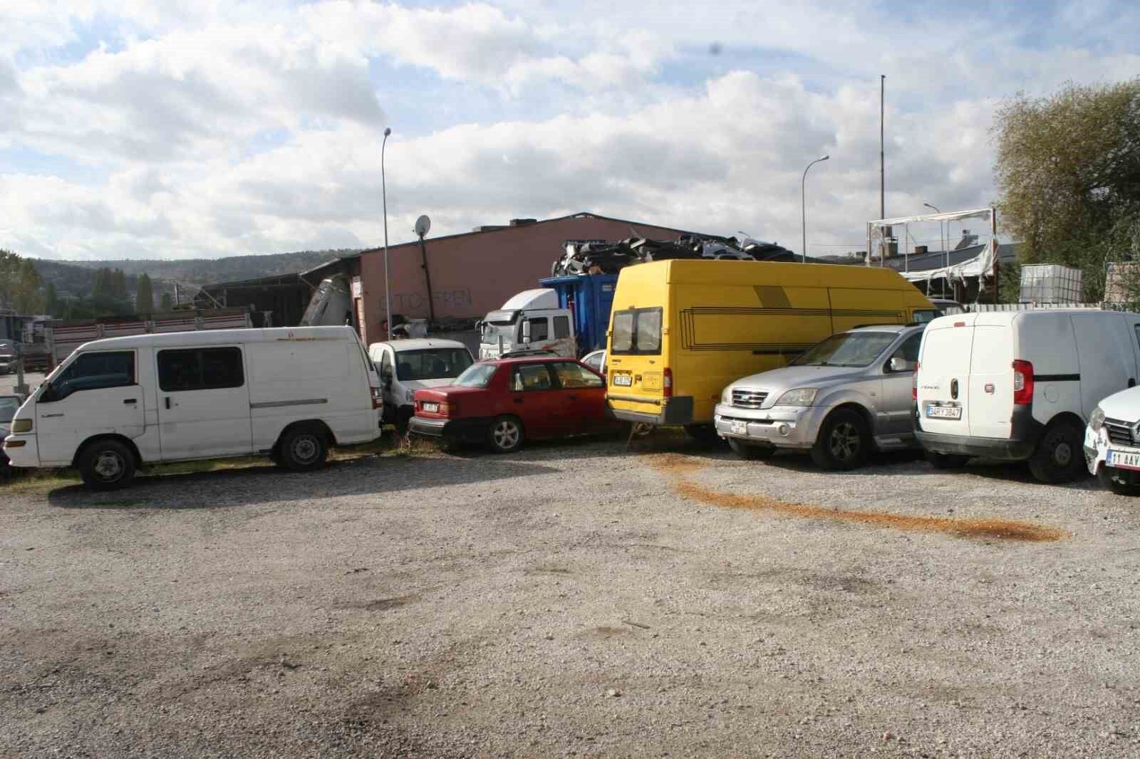 Çürümeye terk edilmiş araçlar gün yüzüne çıkıyor