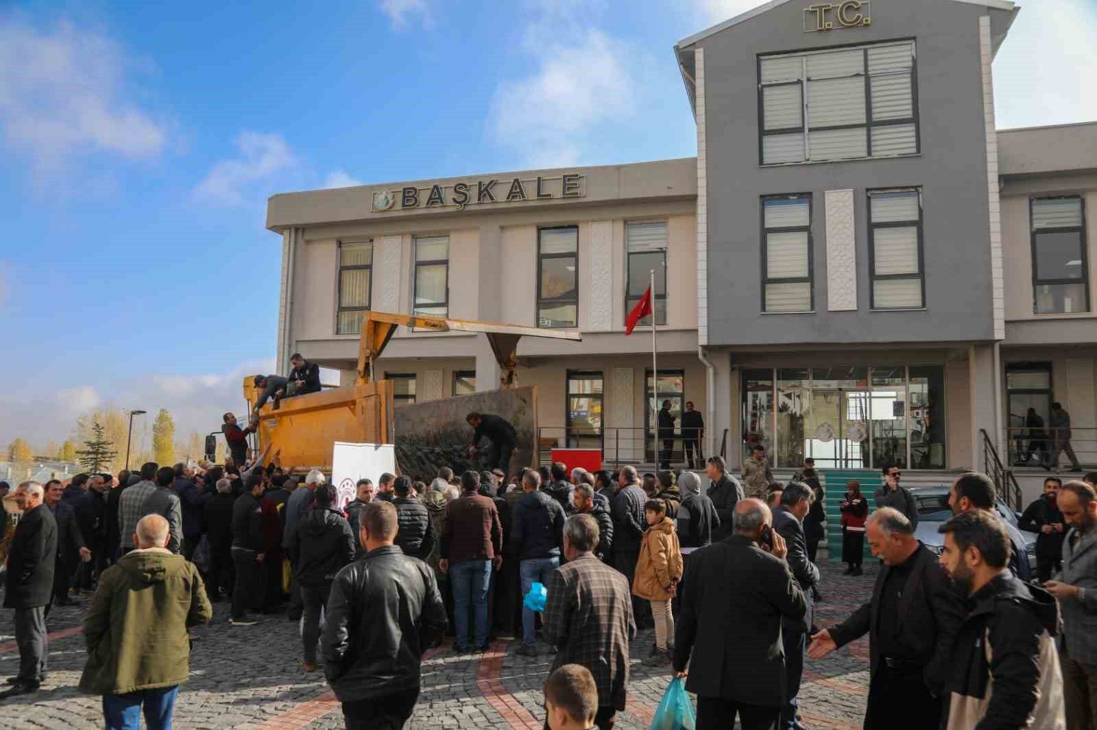 Başkale’de 10 bin badem ve ceviz fidanı dağıtıldı