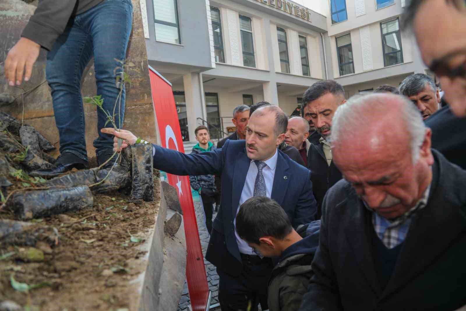 Başkale’de 10 bin badem ve ceviz fidanı dağıtıldı