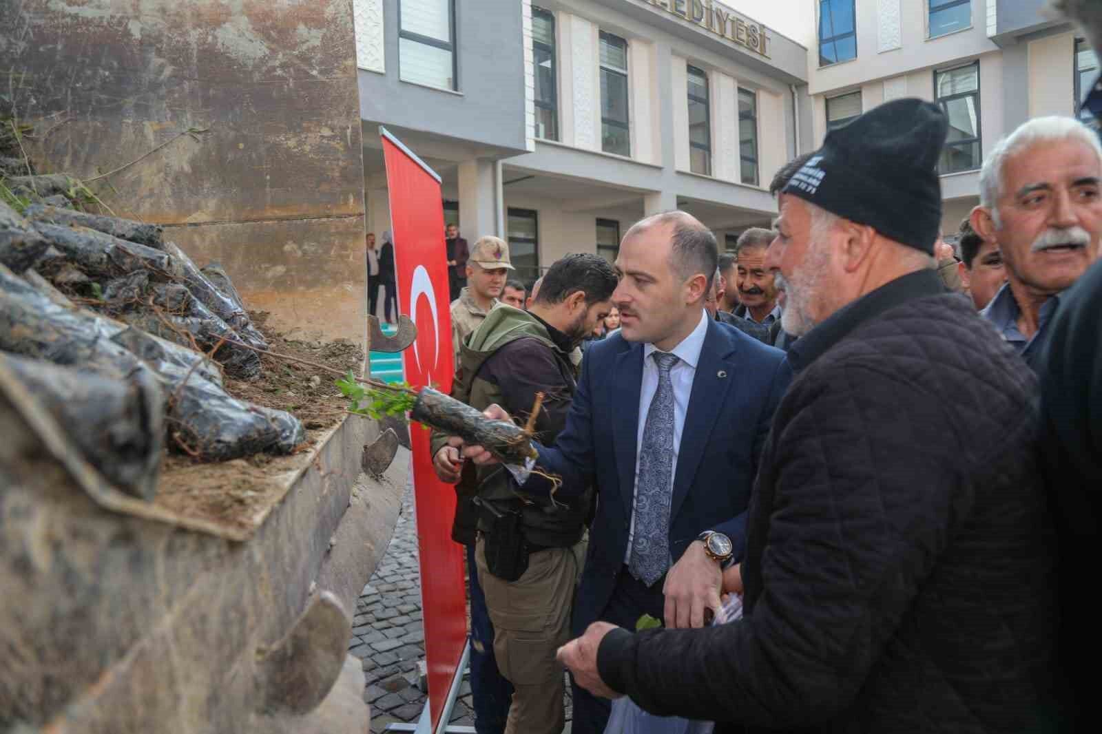 Başkale’de 10 bin badem ve ceviz fidanı dağıtıldı