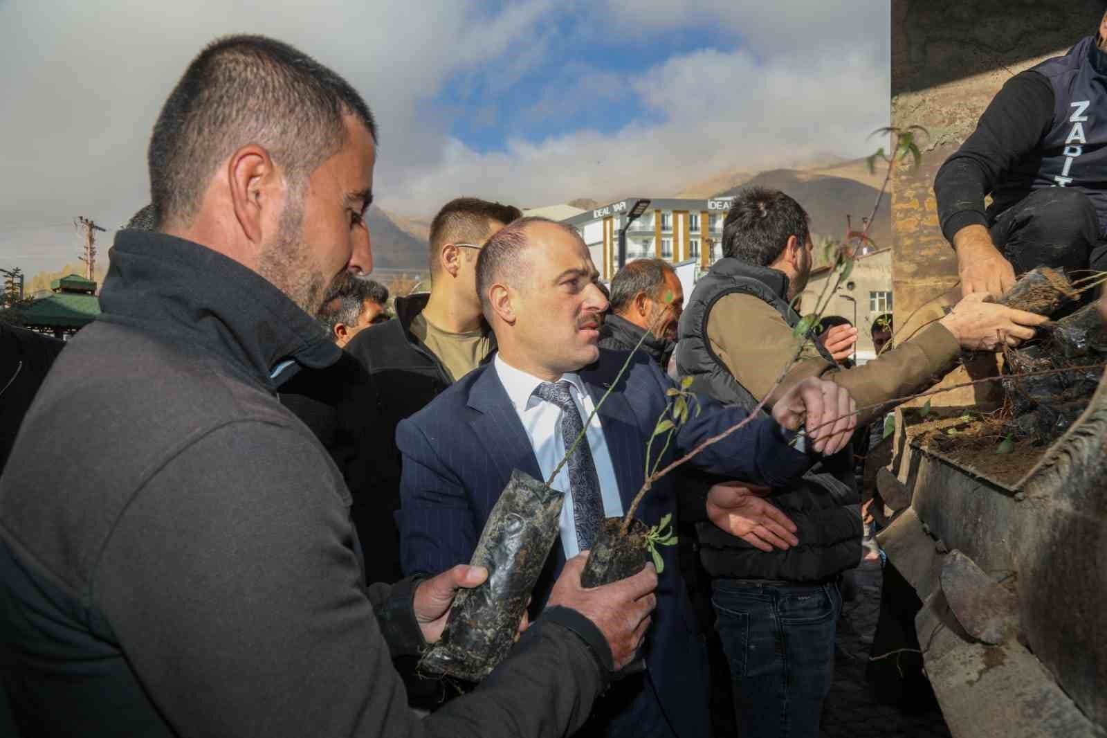 Başkale’de 10 bin badem ve ceviz fidanı dağıtıldı