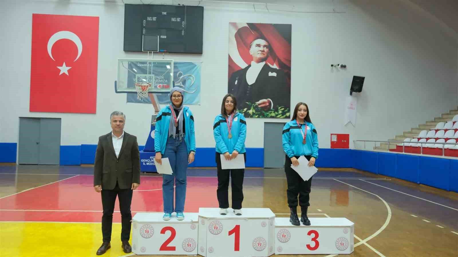 Öğrenciler satranç turnuvasında stratejilerini sergiledi