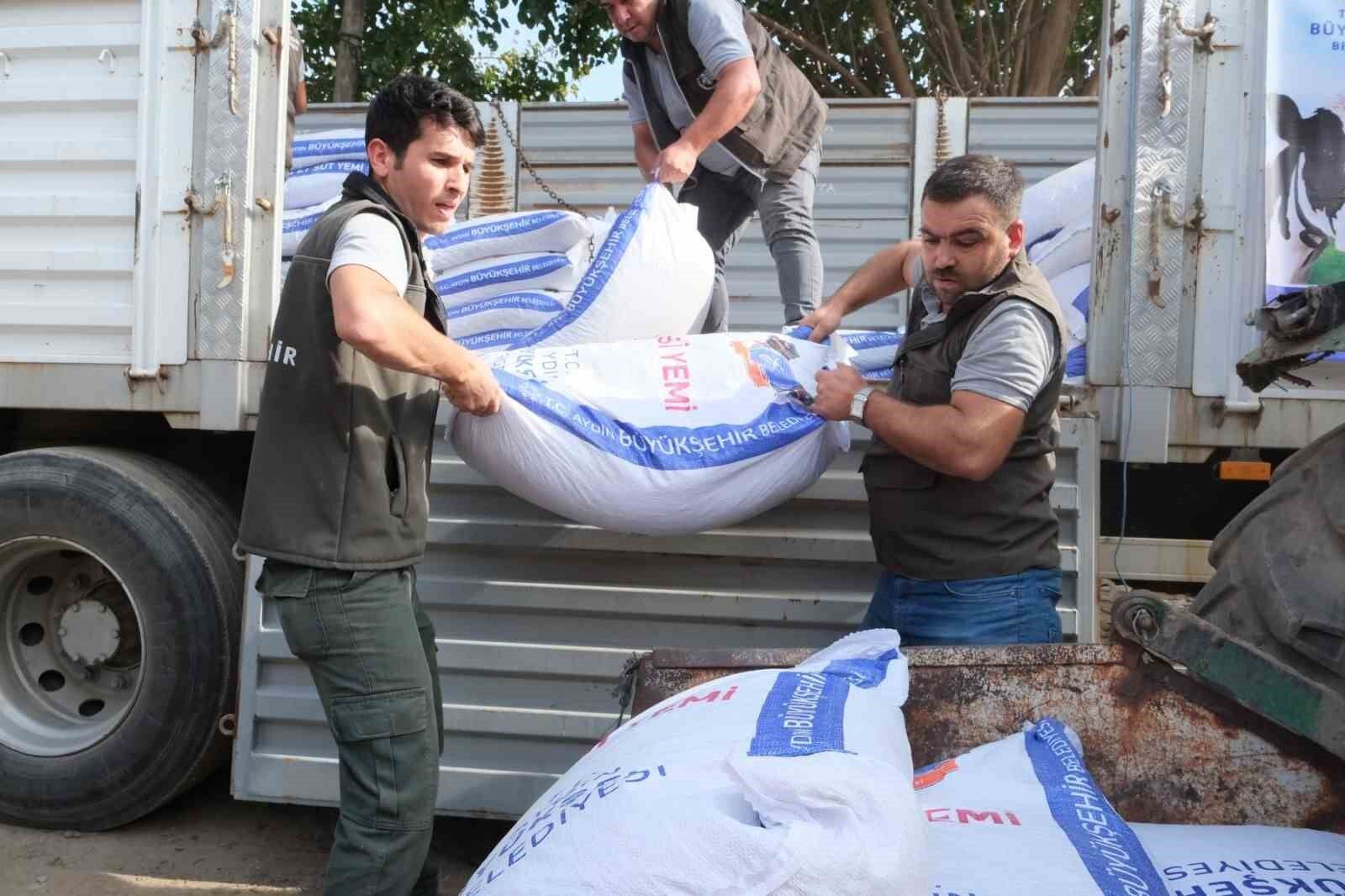 Büyükşehir’den sel felaketinden etkilenen üreticiye yem desteği