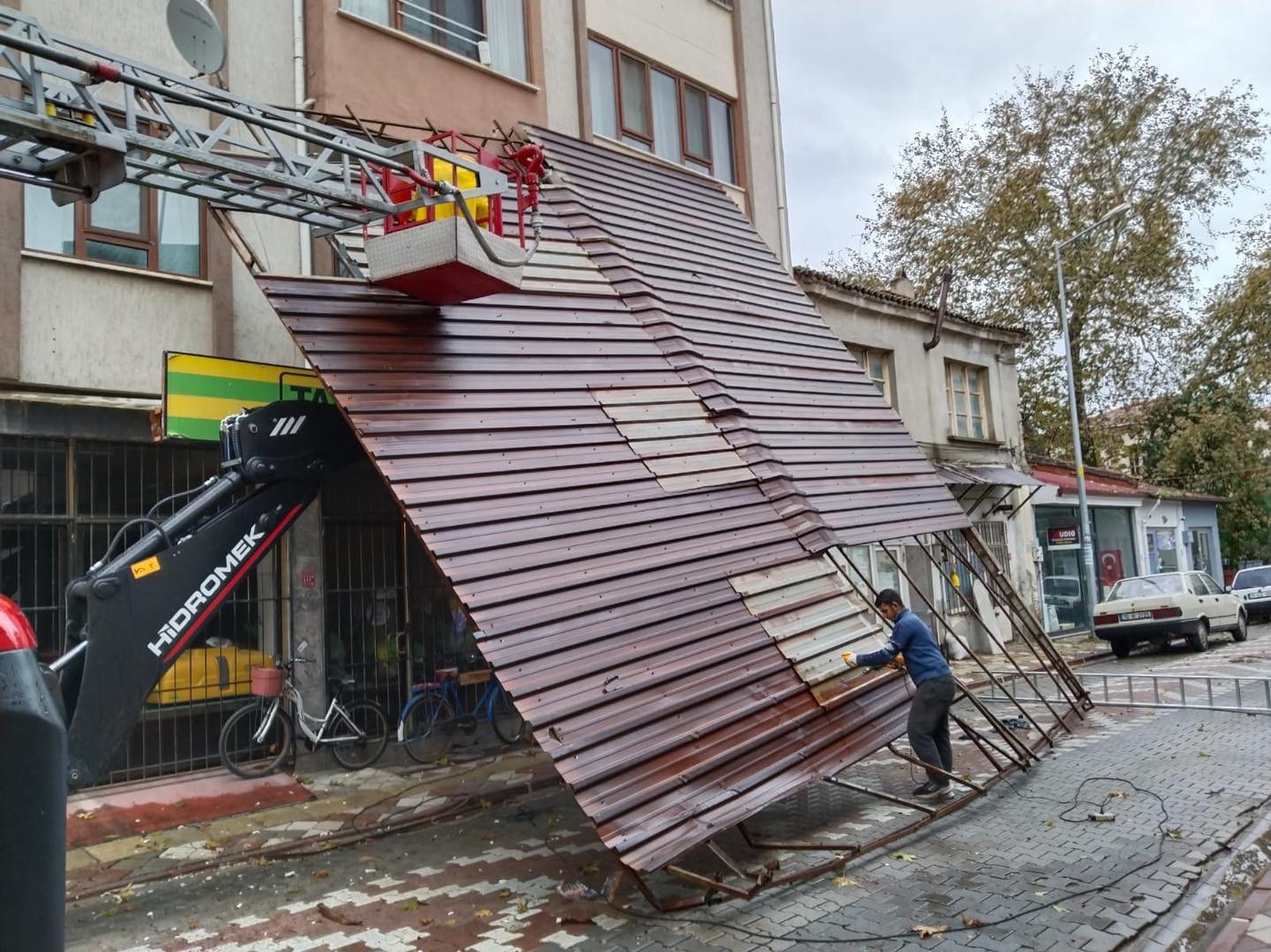 Balıkesir’de fırtına ve hortum etkili oldu, çatıları uçurdu, elektrik direklerini devirdi