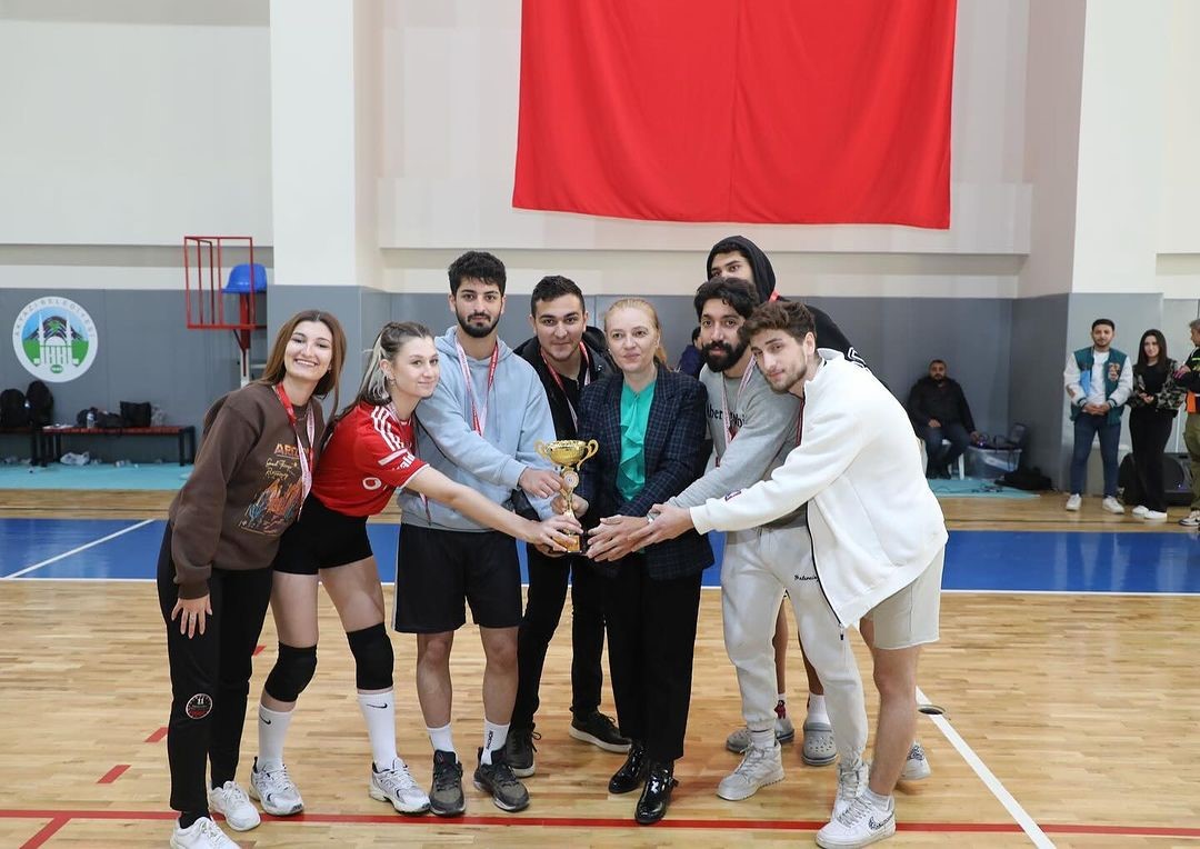 Sağlıkçılar voleybol turnuvasında buluştu