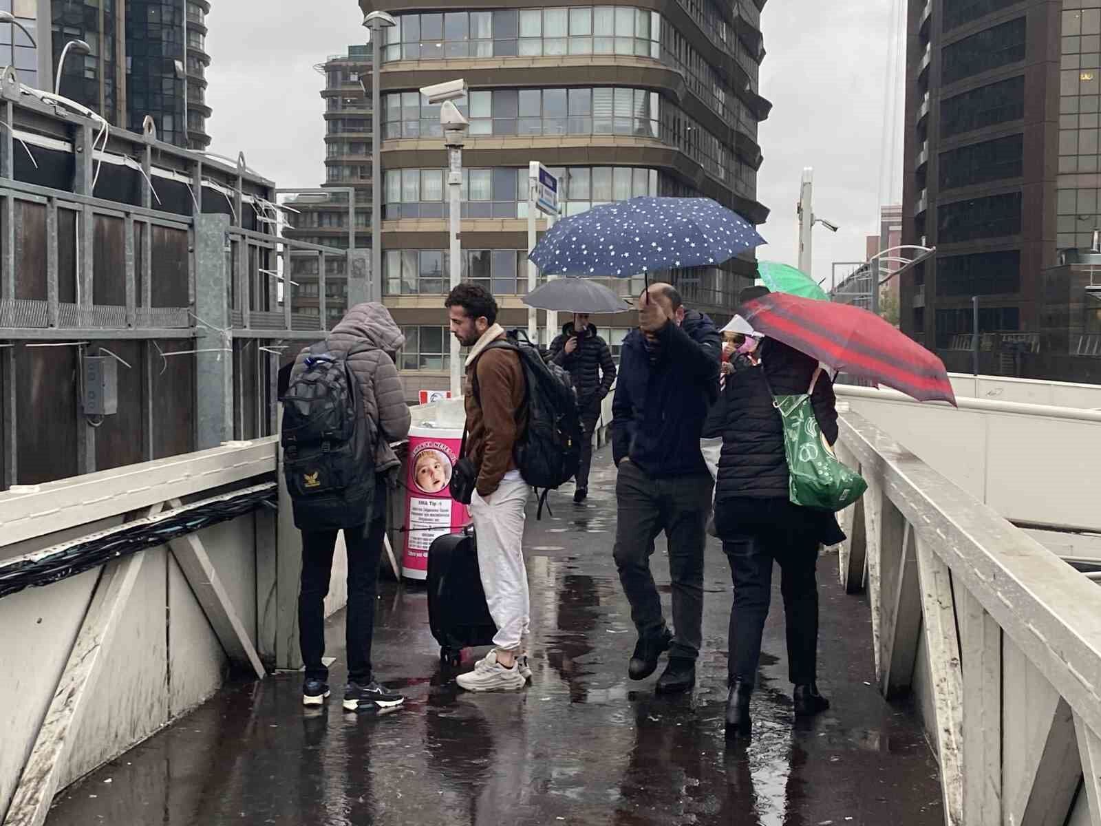 İstanbul’da yağış vatandaşları olumsuz etkiledi
