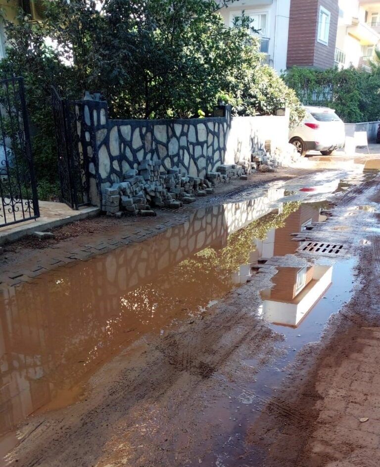 Milas’ta yollar köstebek yuvasına döndü