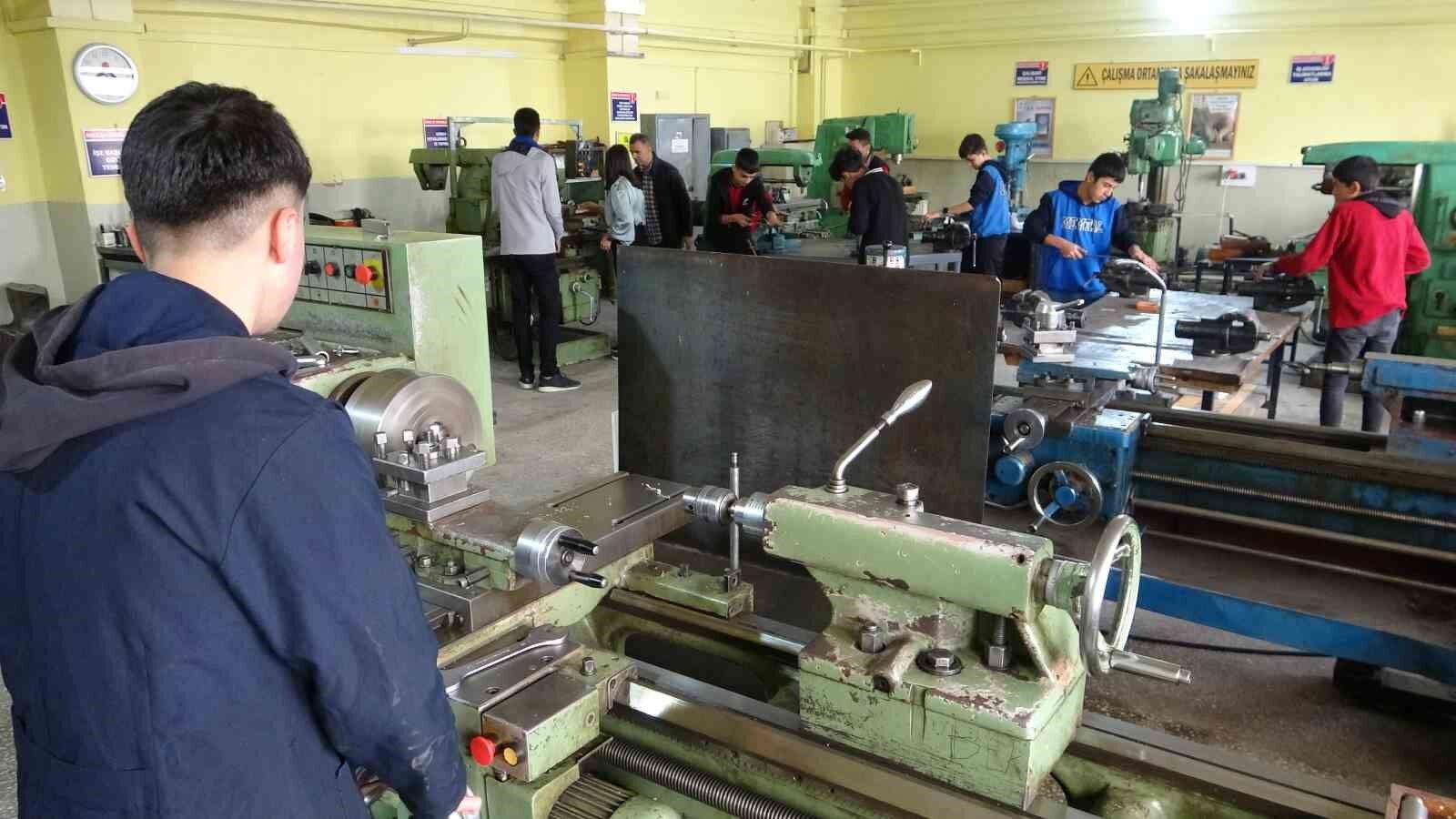 Bölgedeki okulların malzeme ihtiyacı Van’daki meslek lisesi tarafından karşılanıyor