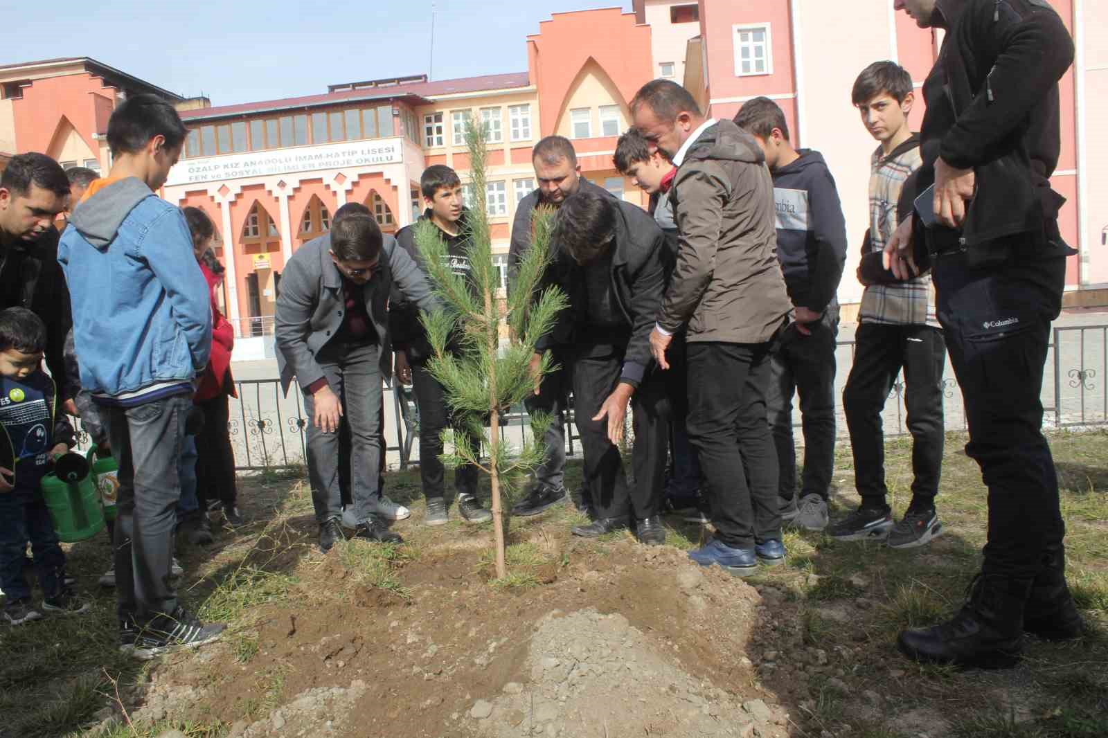 Özalp’te 500 fidan toprakla buluşturuldu