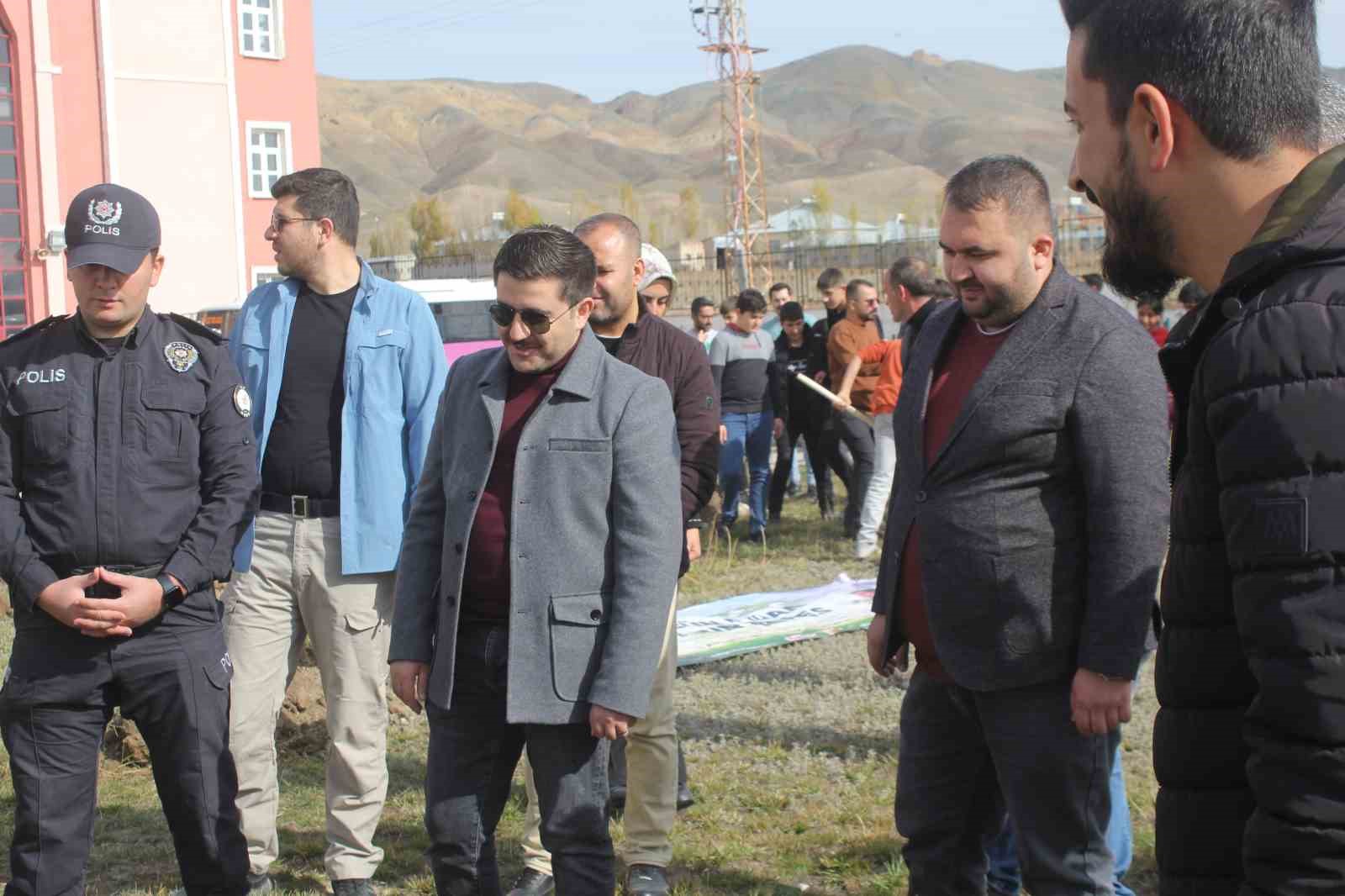 Özalp’te 500 fidan toprakla buluşturuldu