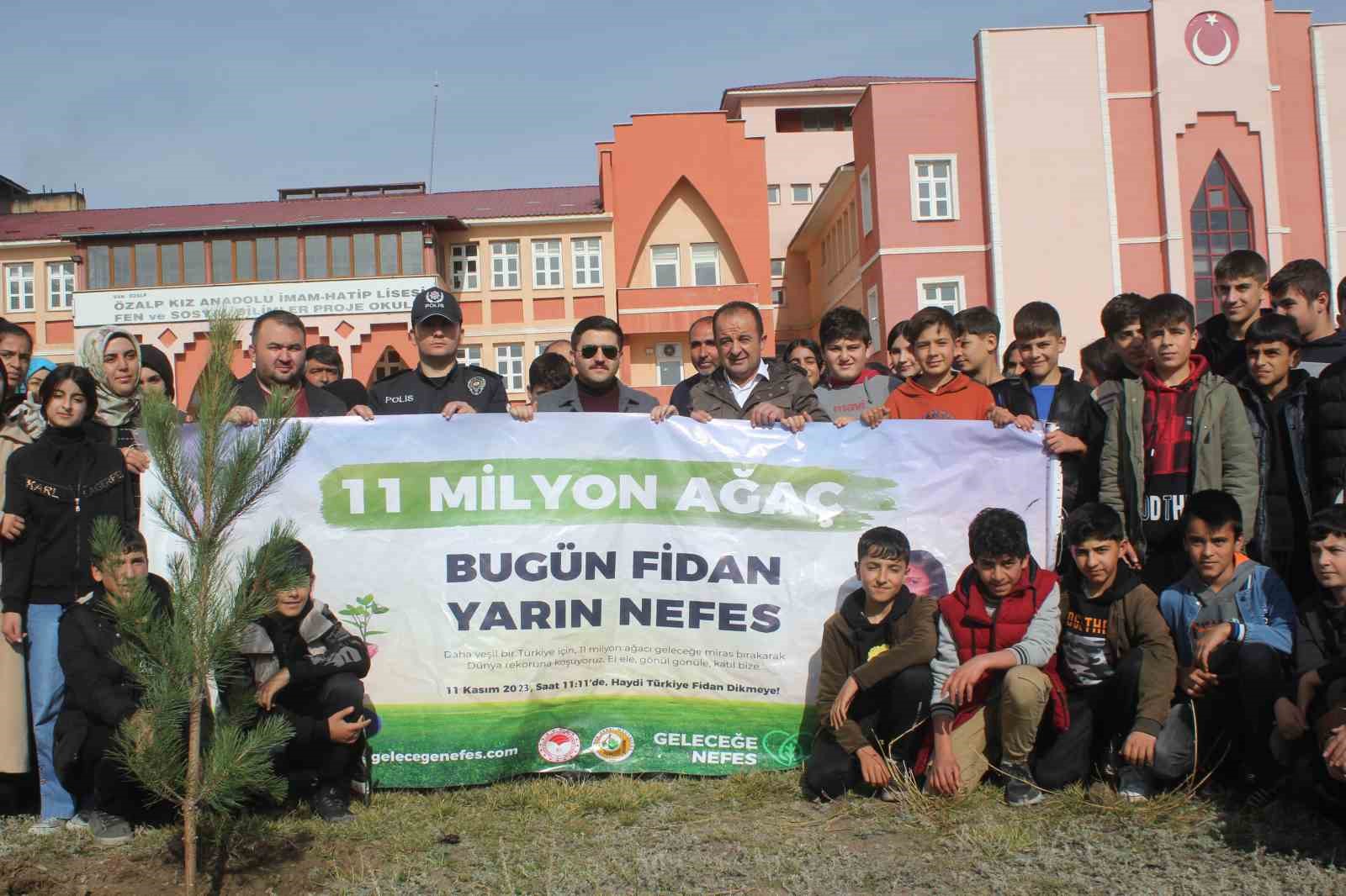 Özalp’te 500 fidan toprakla buluşturuldu