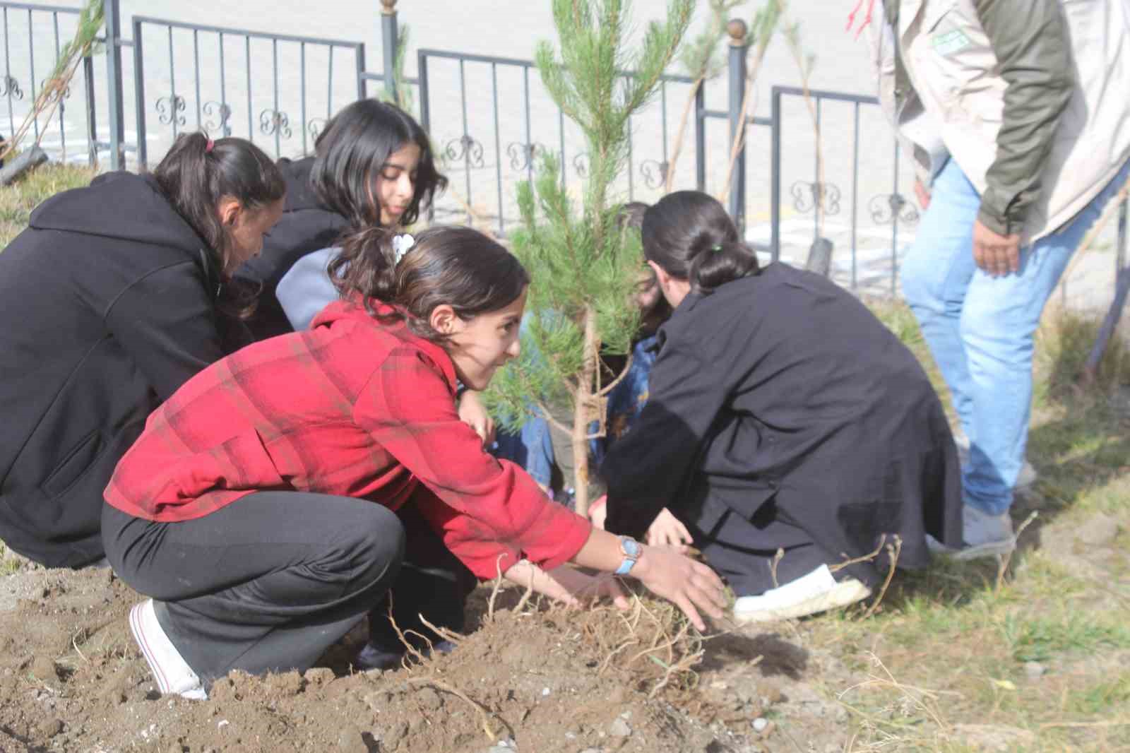 Özalp’te 500 fidan toprakla buluşturuldu